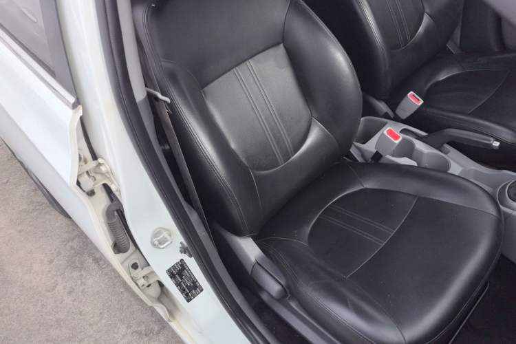 Used Hyundai Verna (older generation) 2014 1.4L Manual Smart GLS Trim Right Front Seat