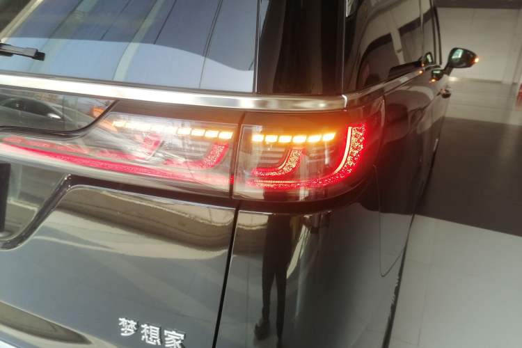 Used VOYAH Dream 2025 EV Four-Wheel Drive Flagship Kunpeng Edition
