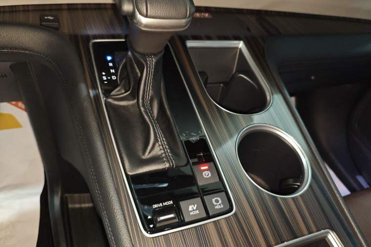 Used Toyota Granvia 2023 2.5L Hybrid Flagship VIP Edition
