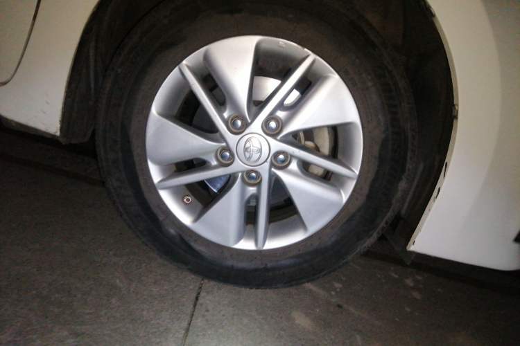 Used Toyota Corolla 2014 1.6L CVT GL-i Right Front Wheel Hub