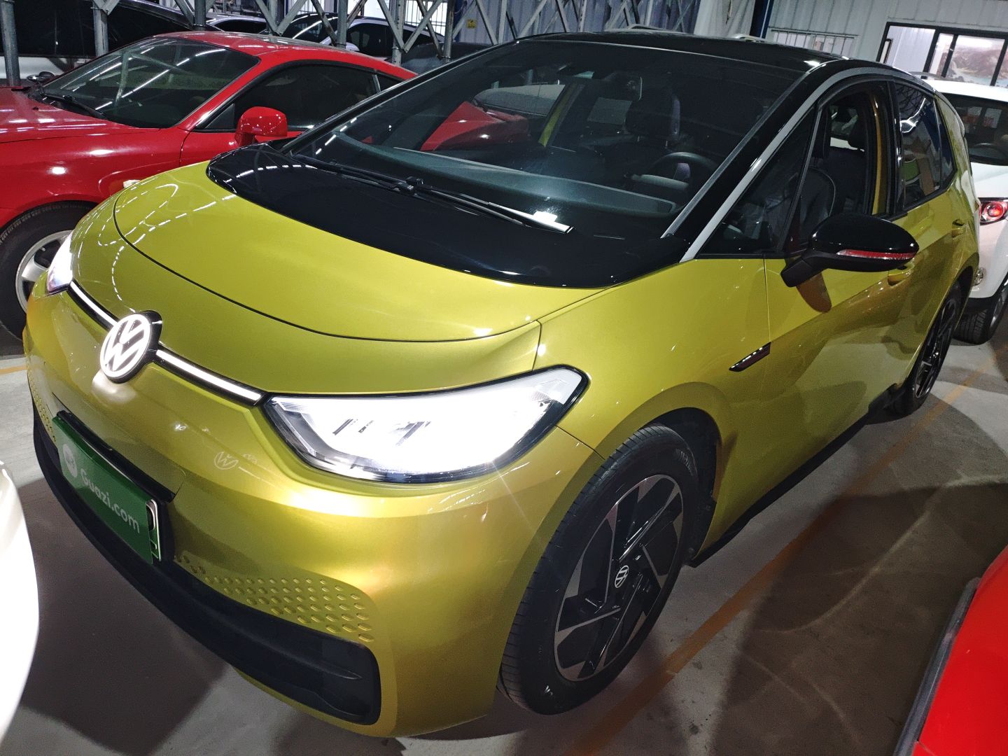 Под передней частью автомобиля