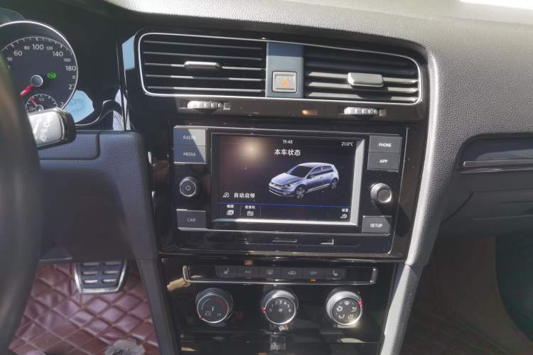 Used Volkswagen Golf 2018 280TSI Automatic R-Line Model Audio And AC Panel