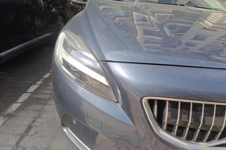 Used Volvo V40 2017 T4 Smart Luxury Edition Right Front Headlight