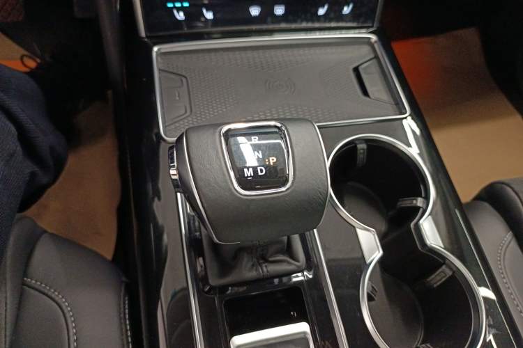 Used Hongqi HS7 2022 2.0T DCT Two-Wheel Drive Smart Connect Flagship Edition 7 Seats Gear Lever