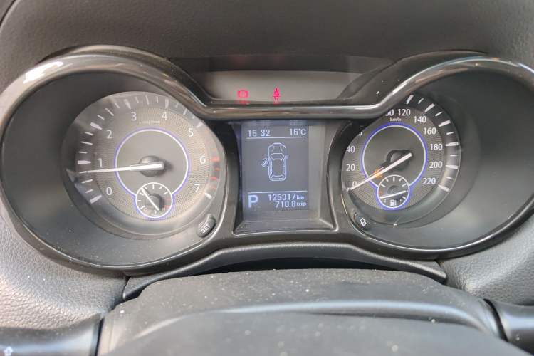 Used JMC Yusheng S350 2016 2.0T Automatic 4x4 Gasoline Luxury Version with Sunroof 7 Seats Odometer Close Up