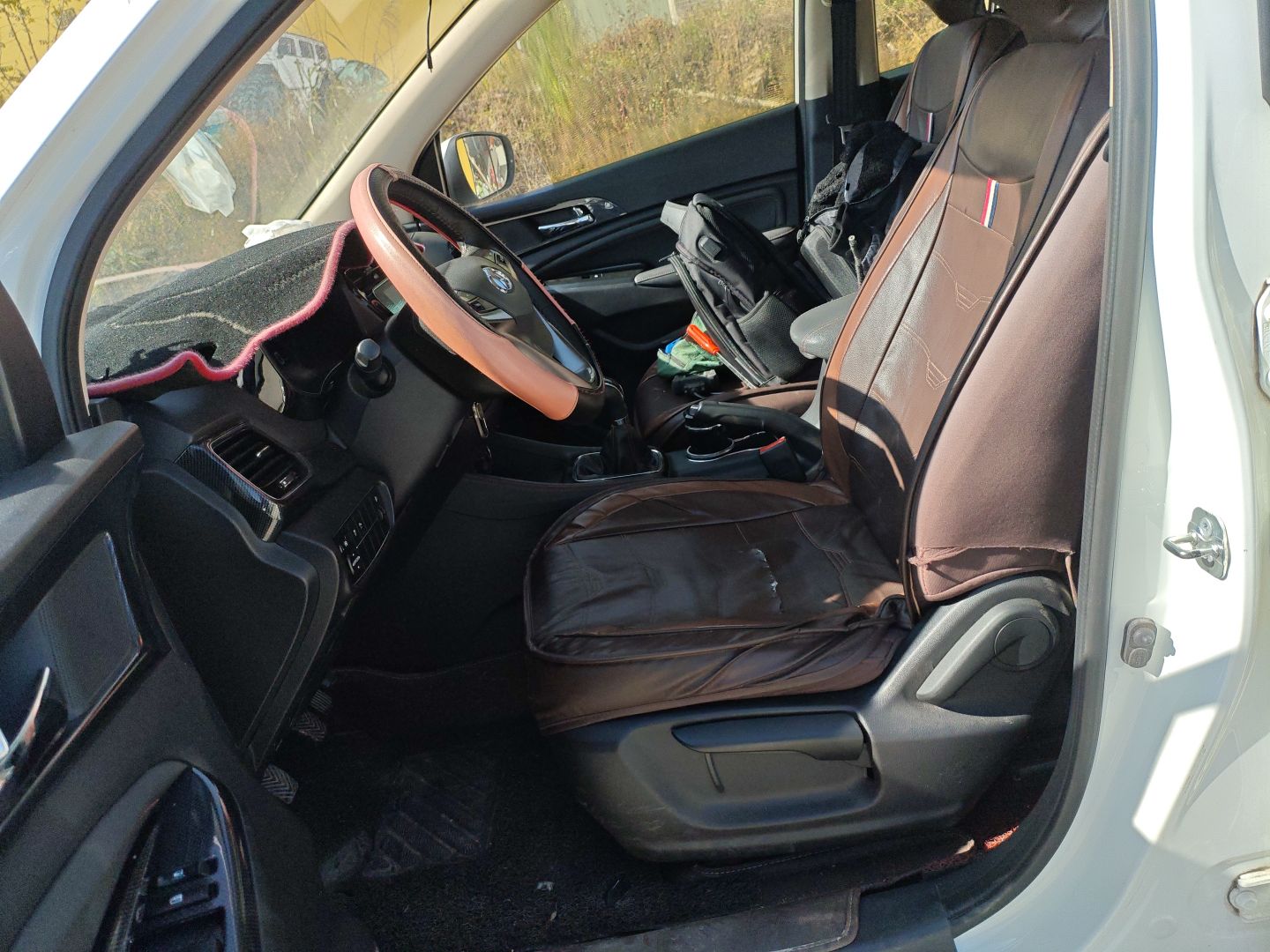 المقاعد الأمامية داخل السيارة