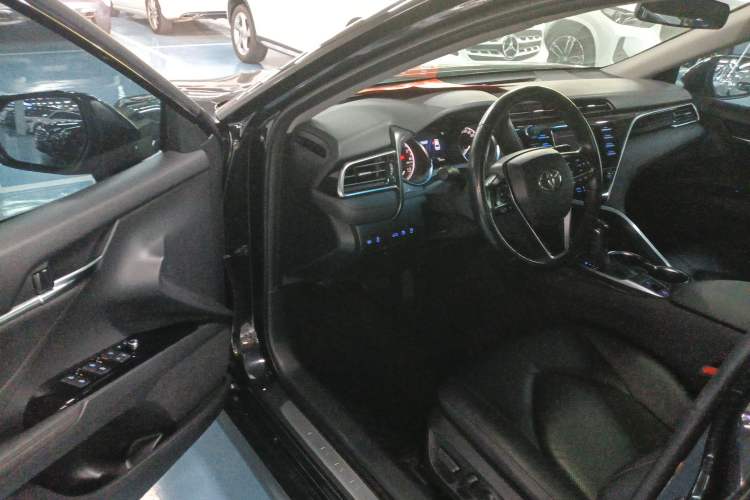 Used Toyota Camry 2018 2.0G Luxury Edition
