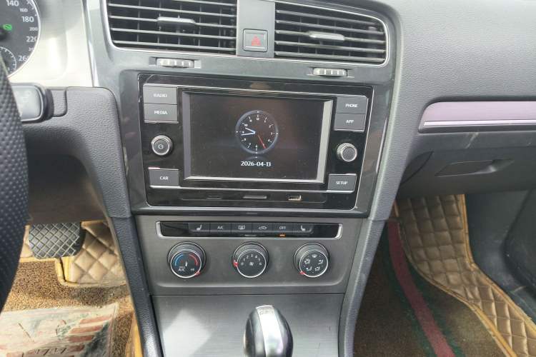 Used Volkswagen Golf 2016 230TSI Automatic Luxury Version Audio And AC Panel