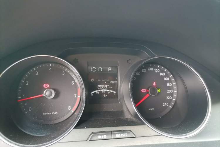 Used Volkswagen Bora 2014 1.6L Automatic Fashion Model Odometer Close Up