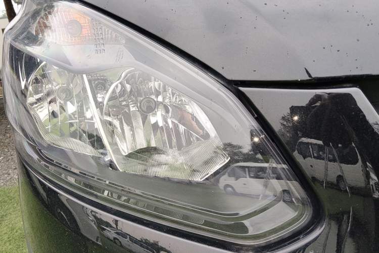 Used Ford Transit 2022 2.0T Gasoline Automatic Multi-Function Commercial Vehicle Mid-axle Low-Roof Design with Dual Rear Doors Meeting China VI Emission Standards