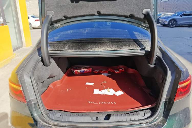 Used Jaguar XFL 2021 XFL 2.0T P250 All-Wheel-Drive Shimmering Black Sport Edition Trunk