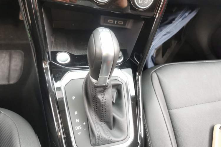 Used Volkswagen T-ROC 2022 280TSI DSG Two-Wheel Drive Comfort PLUS Gear Lever