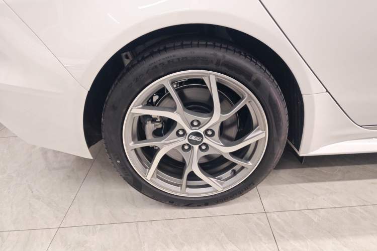 Used Jaguar XEL 2024 2.0T 250 PS R-DYNAMIC S Advanced Sport Edition Right Rear Wheel Hub