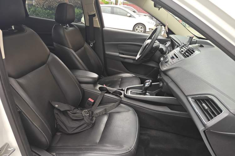 Used Ford Escort 2015 1.5L Automatic Fashion Model Right Front Seat