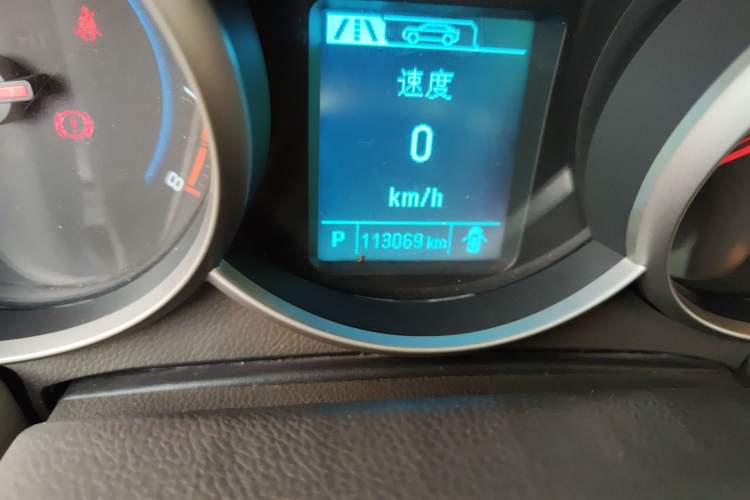 Used Chevrolet Cruze 2015 1.5L Classic SE AT Odometer Close Up