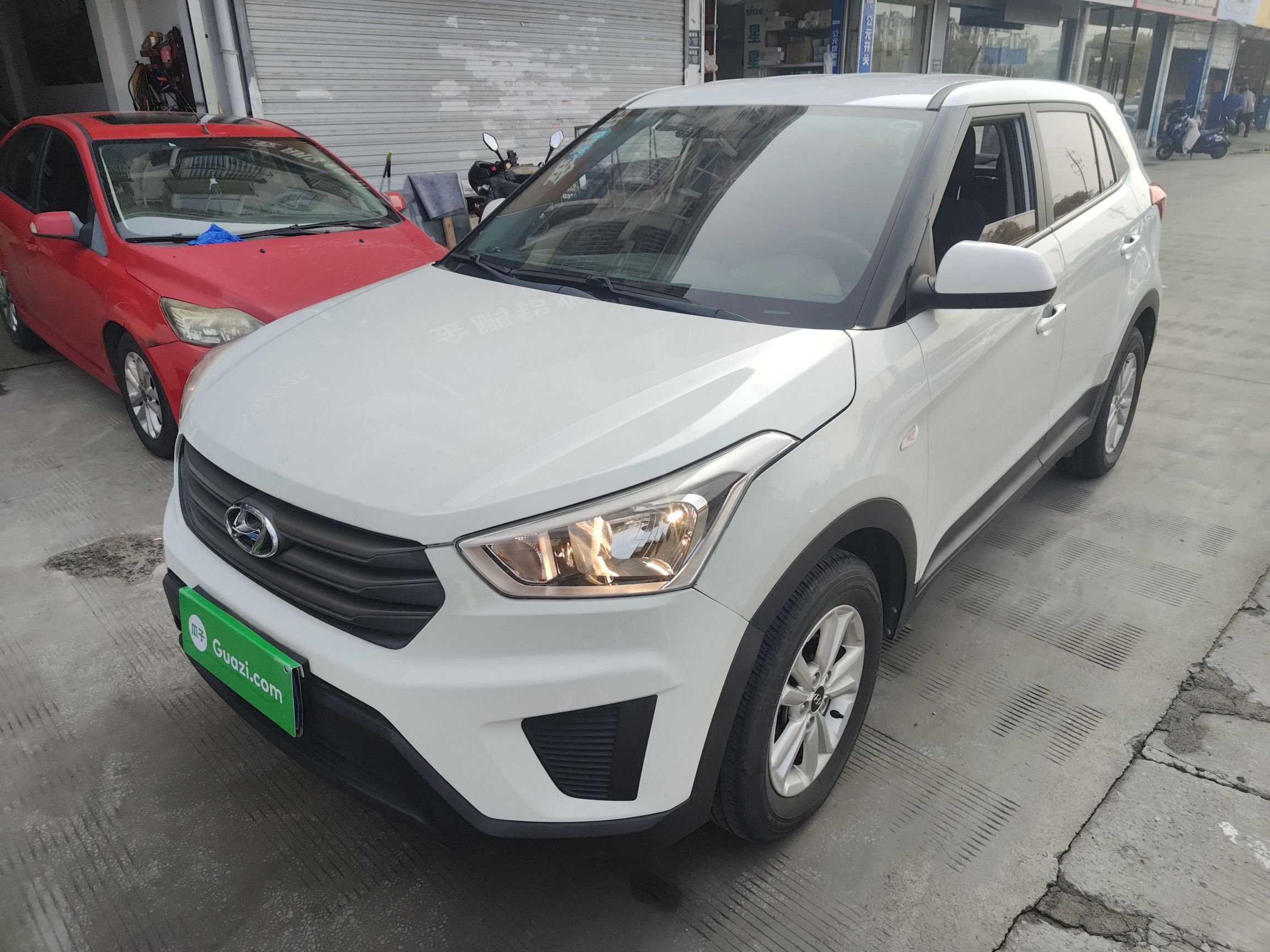 تحت مقدمة السيارة