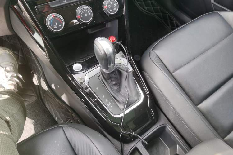 Used Volkswagen T-ROC 2019 280TSI DSG Two-Wheel Drive Comfort Version China VI Standard
