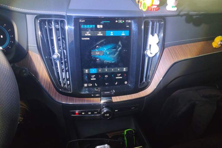 Used Volvo XC60 2024 B5 4x4 Smart Luxury Edition Audio And AC Panel