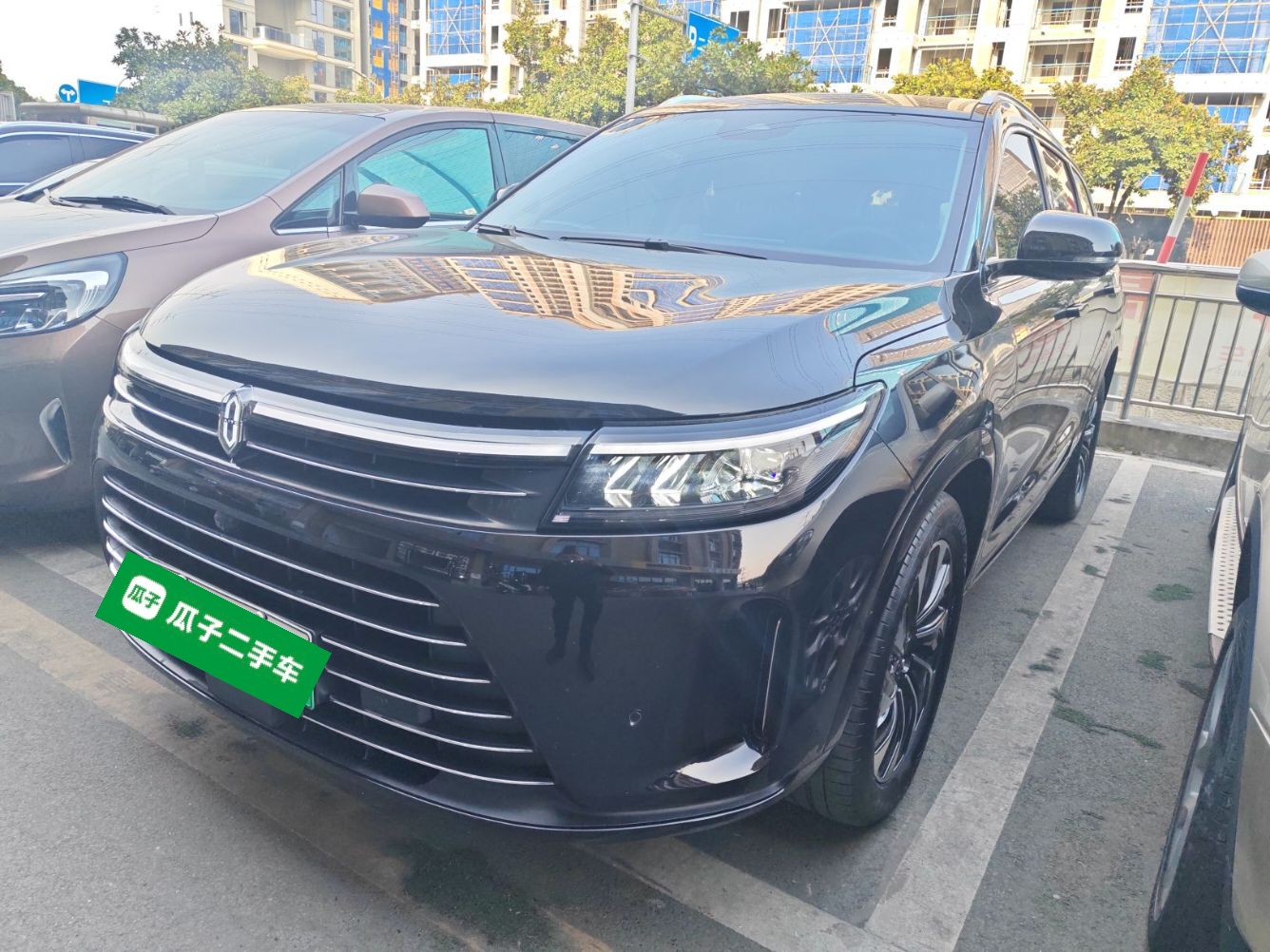 Под передней частью автомобиля