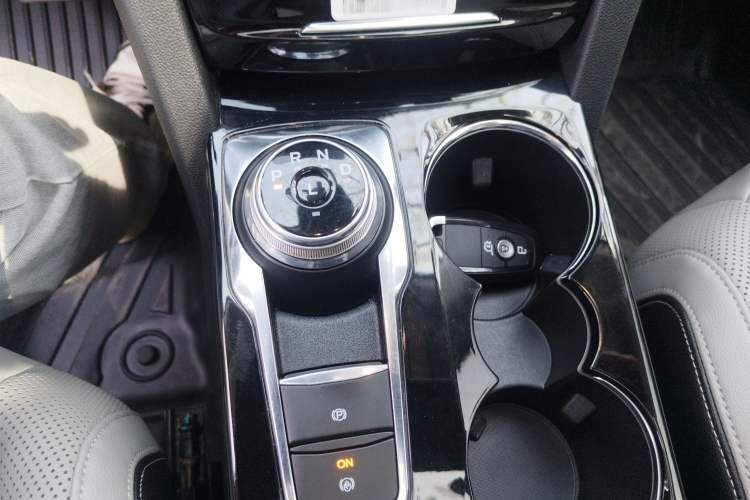 Used Ford Escape 2020 EcoBoost 245 Four-Wheel Drive Luxury Edition Gear Lever