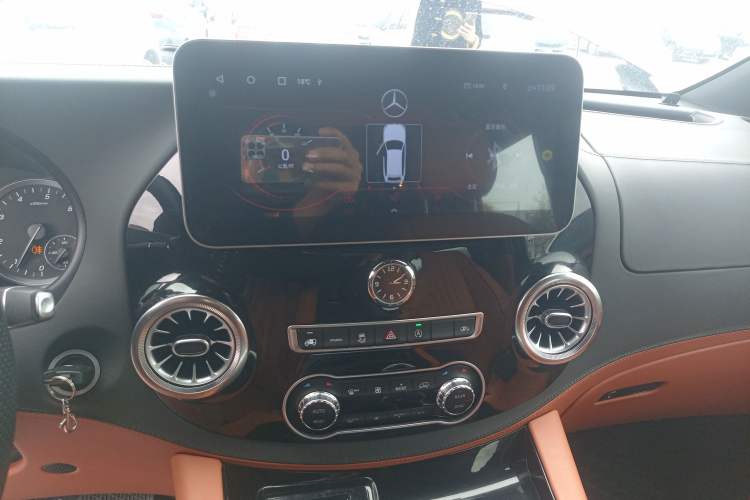 Used Mercedes-Benz Vito 2023 2.0T Business Version 7 Seats Audio And AC Panel