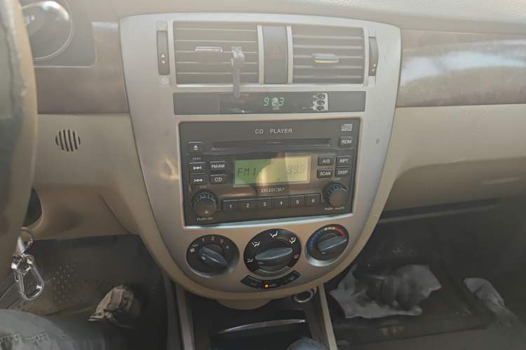 Used Buick Excelle 2005 1.8 Automatic Luxury Model Audio And AC Panel