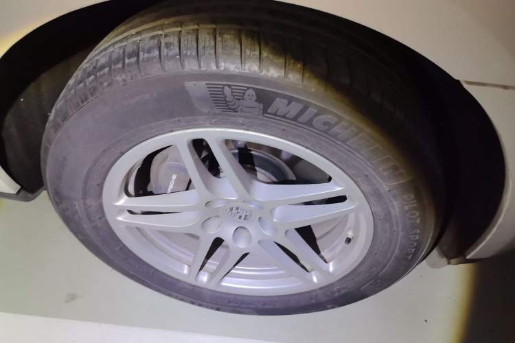 Used Porsche Macan 2017 Macan 2.0T Right Front Wheel Hub