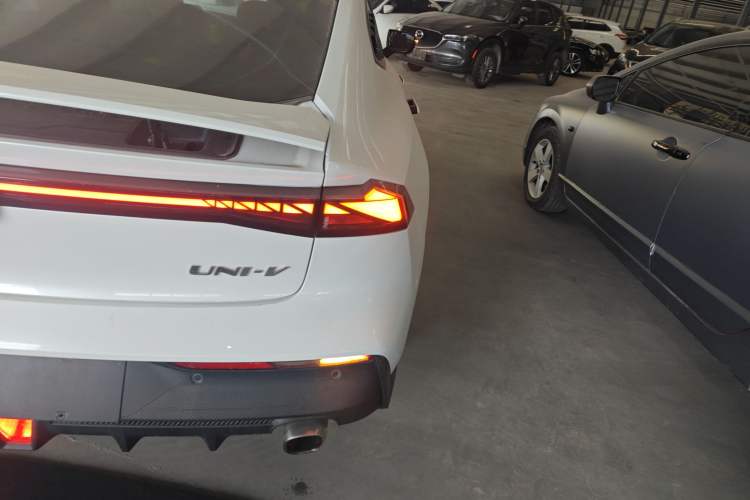 Used CHANGAN UNI-V 2022 1.5T Smart Navigation Version Right Rear Taillight