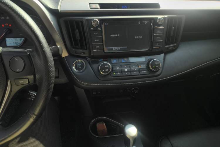 Used Toyota RAV4 2016 2.0L CVT Two-Wheel Drive Fashion Edition China V Standard
