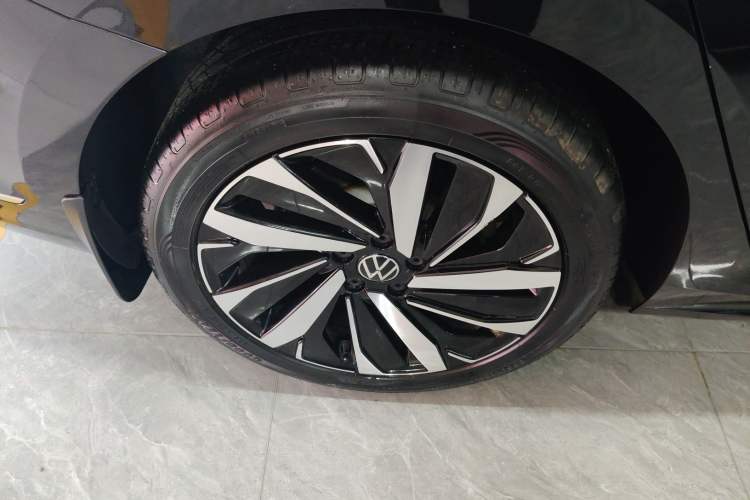 Used Volkswagen Passat 2022 330TSI Starry Luxury Edition Right Rear Wheel Hub