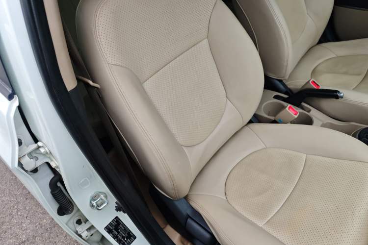 Used Hyundai Verna (older generation) 2014 1.4L Manual Smart GLS Trim Right Front Seat