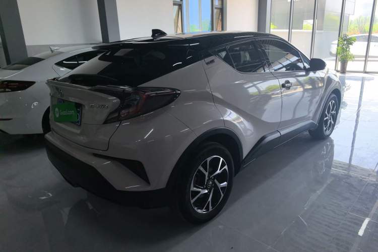 Used Toyota C-HR 2018 2.0L Luxury Sunroof Version China VI Standard
