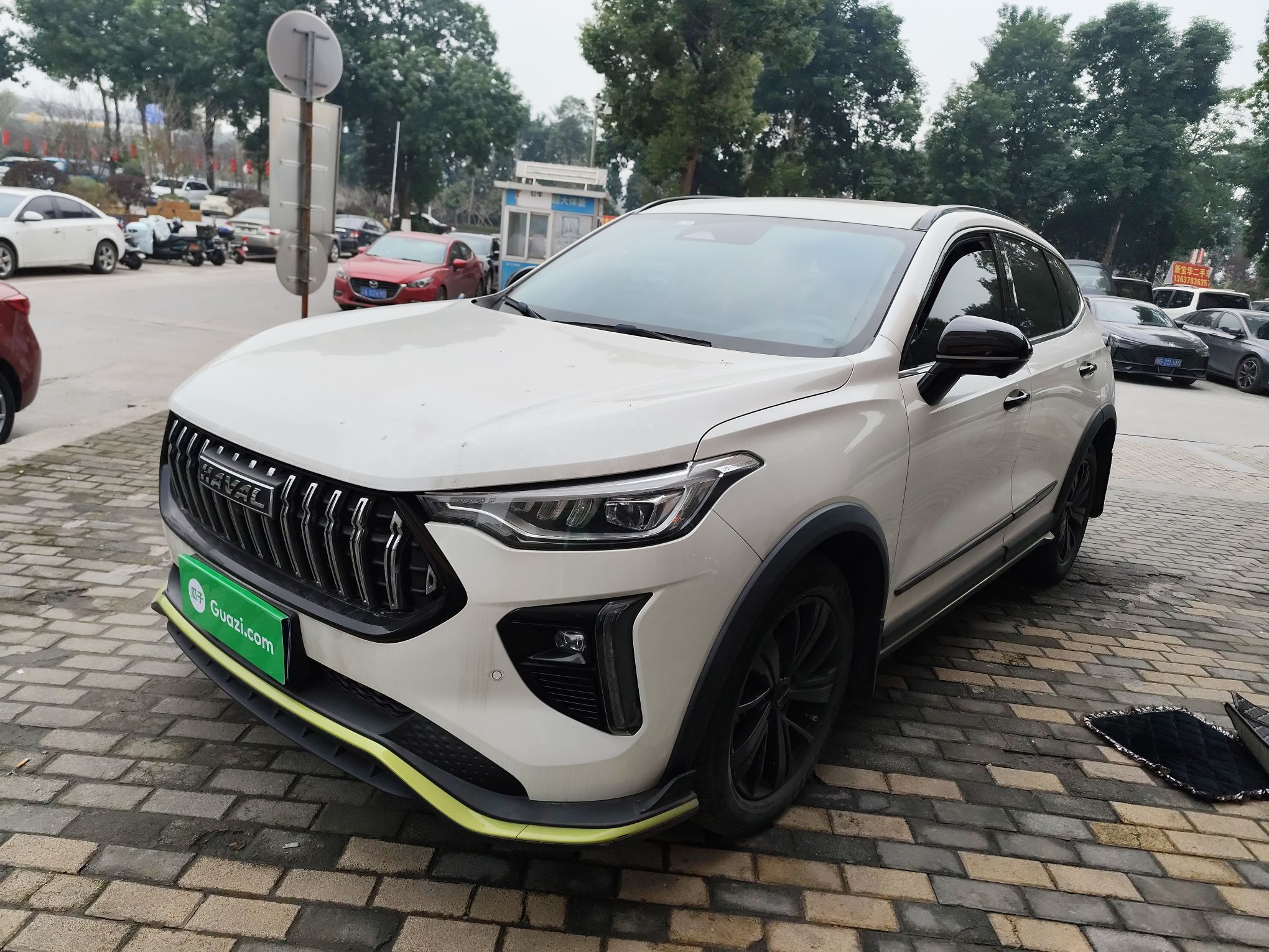 تحت مقدمة السيارة