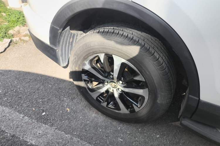 Used Toyota RAV4 2016 2.0L CVT Two-Wheel Drive Fashion Edition China V Standard
