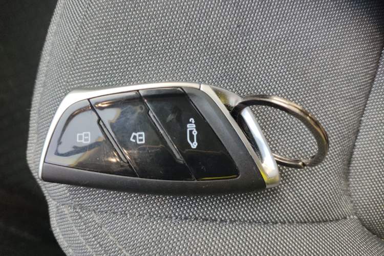 Used SAIC MAXUS Xintu V70 2023 2.0T Elite Edition Automatic Long Wheelbase Low Roof – 6/7 Seats