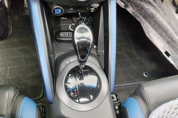 Used Hyundai Veloster 2015 1.6T Automatic Luxury Edition Gear Lever