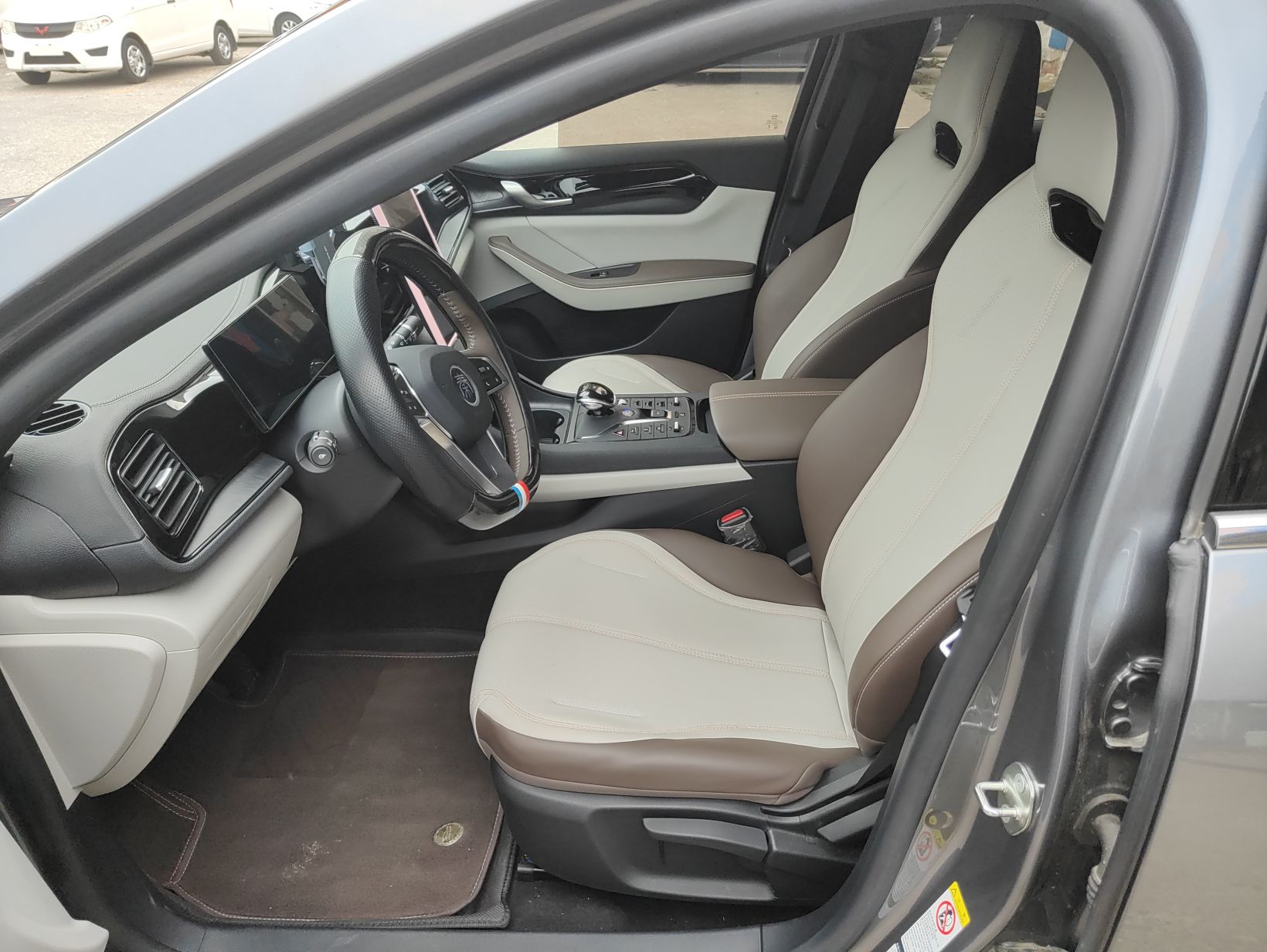 Переднее сиденье в автомобиле