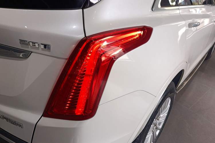 Used Cadillac XT5 2016 28T Four-Wheel Drive Tech Version Right Rear Taillight