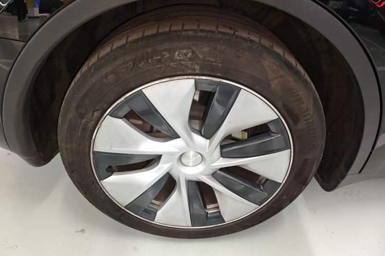 Used Tesla Model Y 2021 Standard Range Rear-Wheel Drive Version Right Rear Wheel Hub