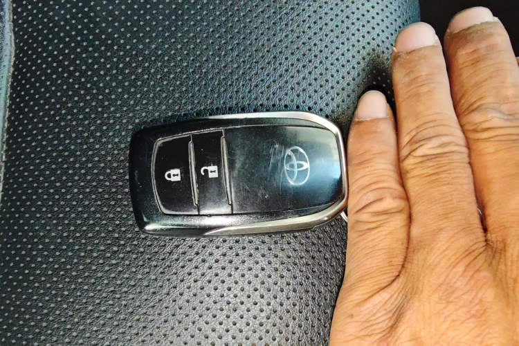 Used Toyota Highlander 2018 2.0T Four-Wheel Drive Luxury Version 7 Seats China VI Standard Vehicle Key