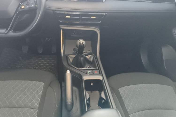 Used Roewe i5 2023 1.5L Manual Comfort Edition Gear Lever