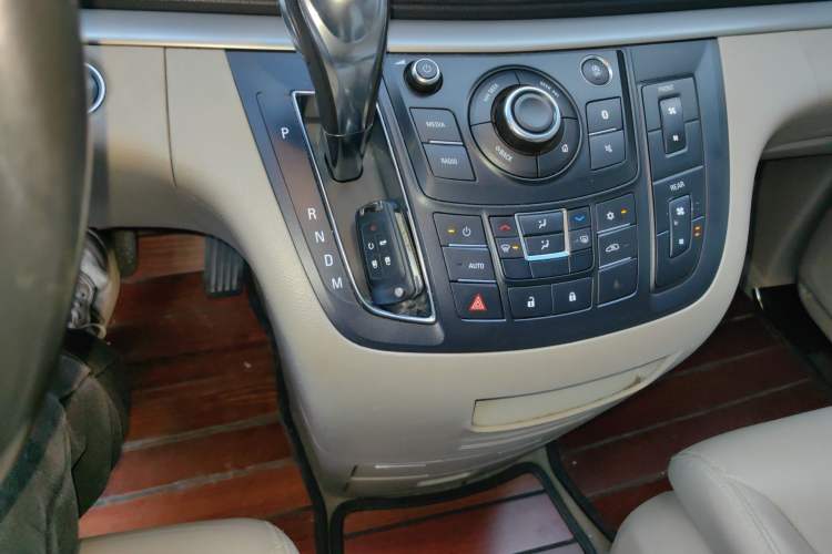 Used Buick GL8 2018 28T Luxury Model China VI Standard Gear Lever