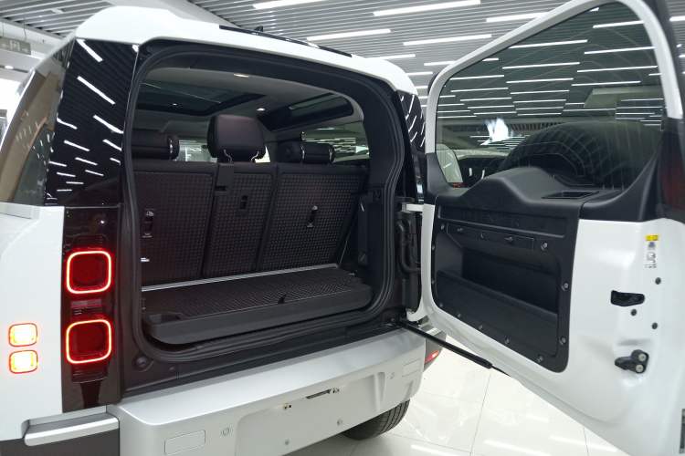 Used Land Rover Defender 2025 90 2.0T P300 S
