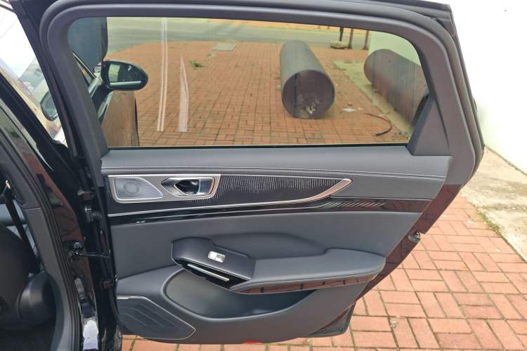 Used Hongqi H9 2025 2.0T Two-Wheel Drive Flagship Luxury Business Edition 5 Seats
