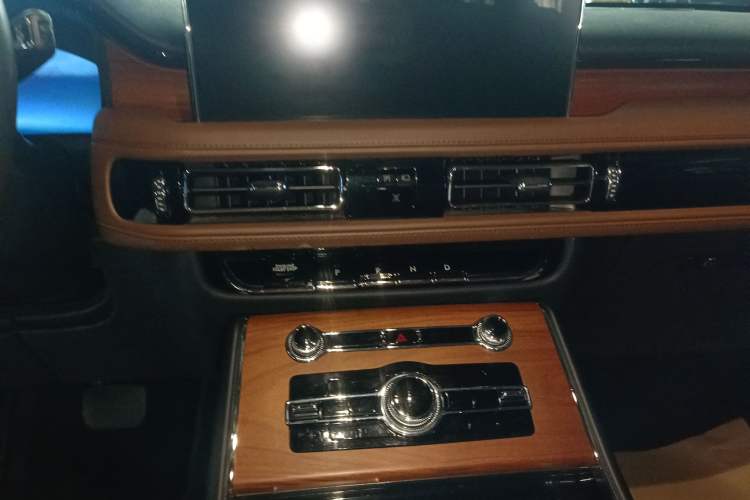 Used Lincoln Aviator 2022 3.0T V6 Four-Wheel Drive Luxury Edition Audio And AC Panel