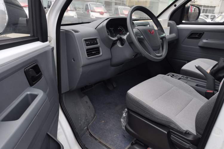 Used Wuling Yangguang 2024 300km Comfort-Grade Passenger Van 60kW Driver Seat