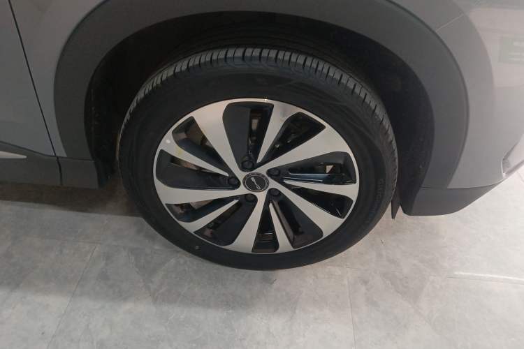 Used BYD Song PLUS New Energy 2024 Honor Edition EV 520km Premium Model Right Front Wheel Hub