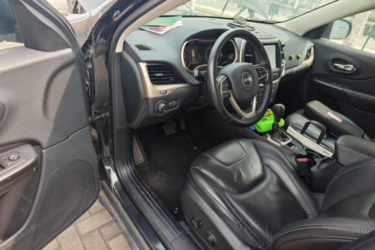 Used Jeep Cherokee 2016 2.0L Superior Edition
