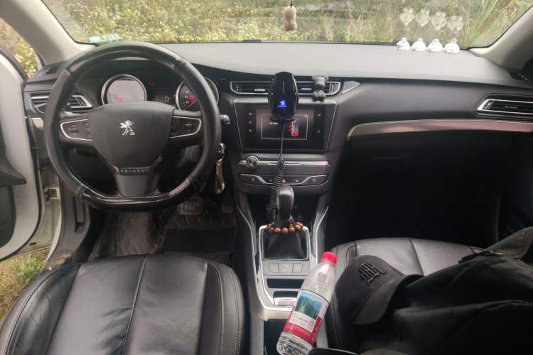 Used Peugeot 408 2016 1.6T Automatic Luxury Edition Center Console