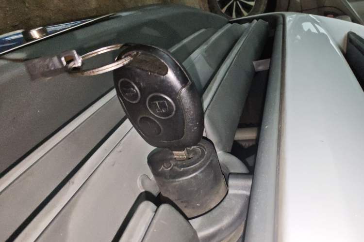 Used Ford Transit 2017 2.0T Diesel Van Mid-Chassis Mid-Roof China IV Standard